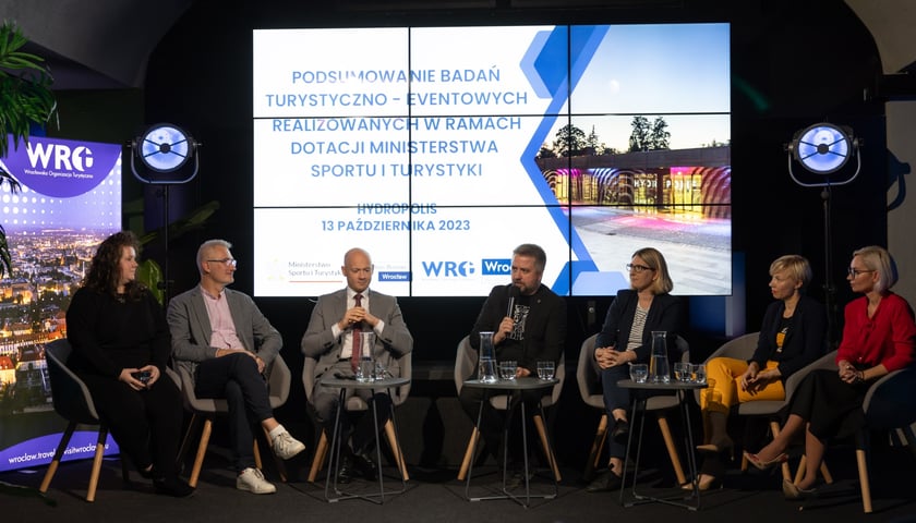 Wynik&oacute;w badań i Program Rozwoju Turystyki dla Wrocławia na lata 2024-2030 zostały zaprezentowane w Hydropolis. Na zdjęciu prezes Convention Bureau Wrocław Wiktoria Kr&oacute;l-Cieciorowska, Janusz Bujko, Beeline Research&amp;Consulting, wiceprezes Portu Lotniczego Wrocław Karol Przywara, dyrektor Wydziału Promocji Miasta i Turystyki UM Radosław Michalski, koordynatorka projektu Agnieszka Szymerowska oraz Marta Drozdowska i Izabela Gruszka z Wrocławskiej Akademii Biznesu.