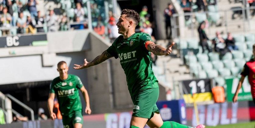 Erik Exposito cieszy się po zdobytej bramce