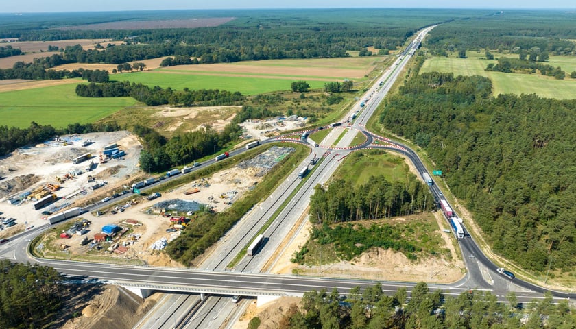 Widok z góry na węzeł Golnice na Dolnym Śląsku i A18, przełom sierpnia i września 2023 r.