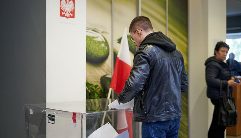 Wybory 2023, głosowanie w komisji przy ulicy Gazowej