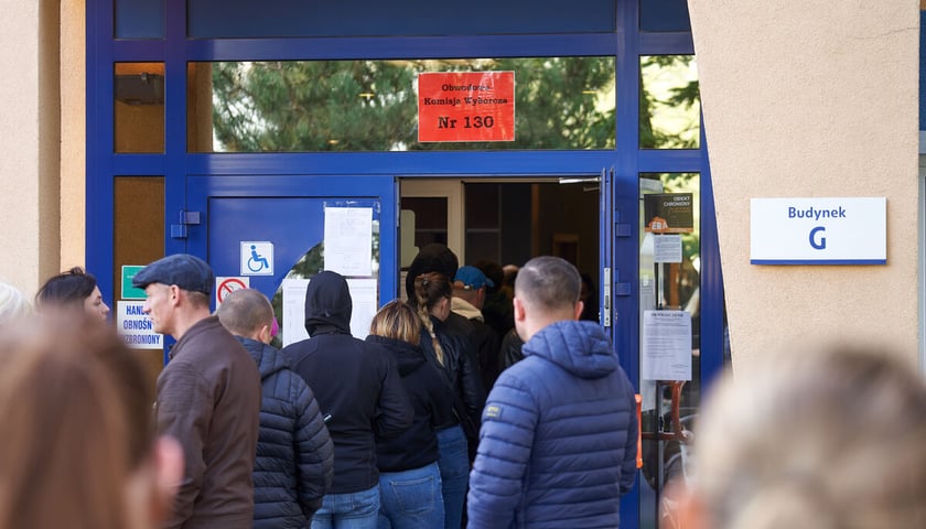 Wybory 2023, głosowanie w komisji przy ulicy Gazowej