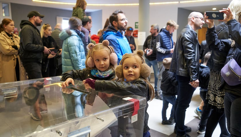 Wybory 2023, głosowanie w komisji przy ulicy Gazowej