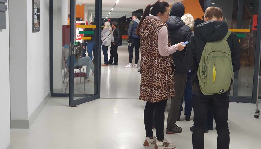 Kolejka do głosowania w V LO na ul. Kuronia