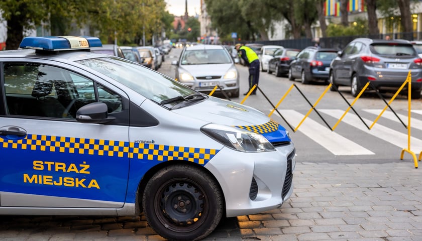 Odgrodzona ulica Górnickiego i pilnująca porządku Straż Miejska.  