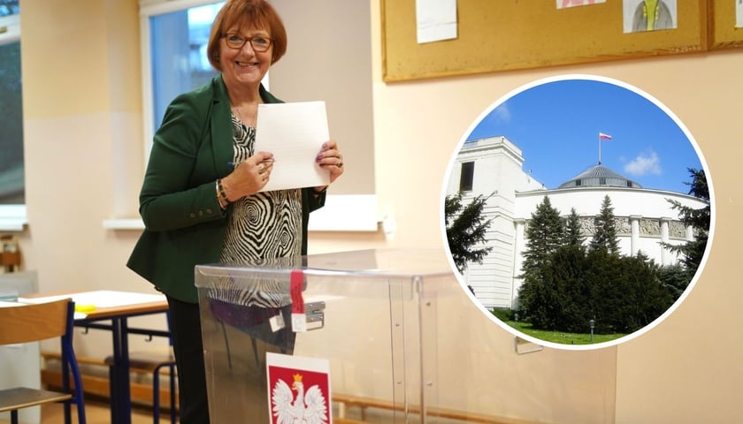 Na zdjęciu kobieta trzyma karty do głosowania przed wrzuceniem ich do urny, w kółku budynek Sejmu RP w Warszawie
