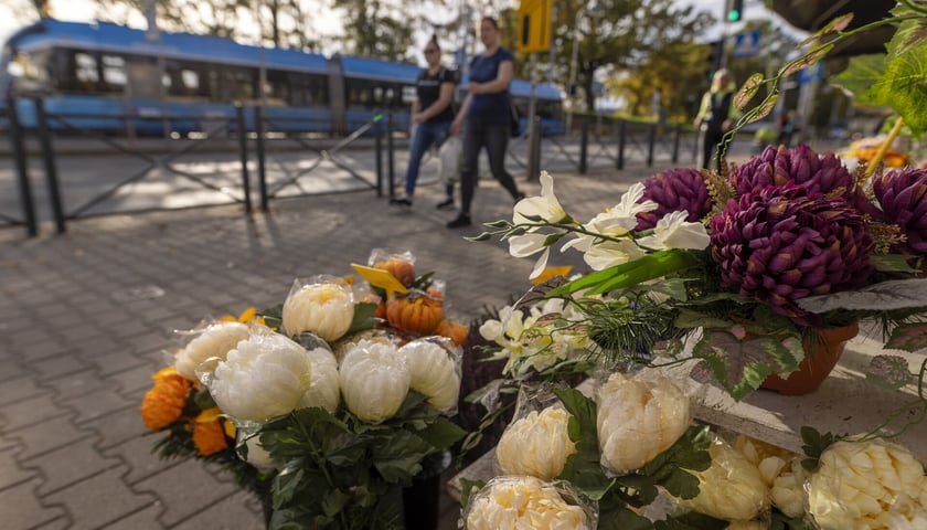 Stragan z kwiatami przed cmentarzem Osobowickim, w tle tramwaj (zdjęcie archiwalne, ilustracyjne).