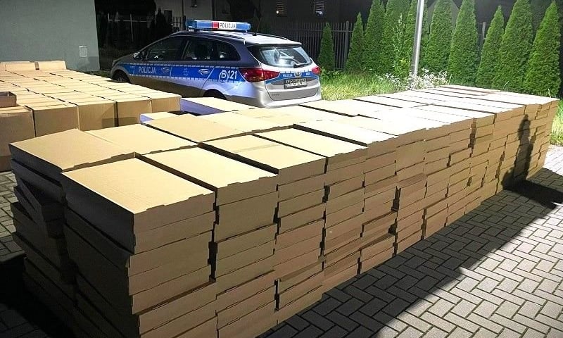 <p>Pudła wypełnione papierosami przewożonymi bez akcyzy i VAT</p>