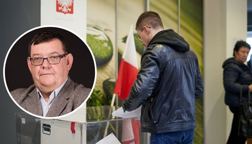 Profesor Robert Alberski, w tle mężczyzna wrzucający głos do urny, wybory 2023 we Wrocławiu