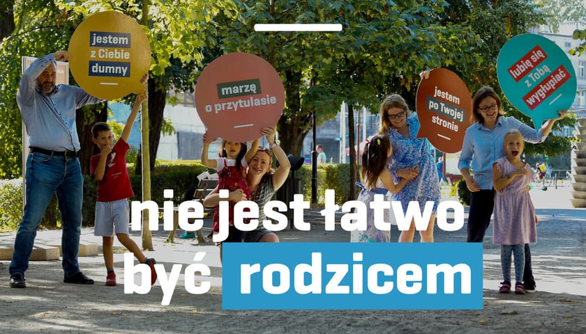 <p>Na zdjęciu napis: Nie jest łatwo być rodzicem</p>