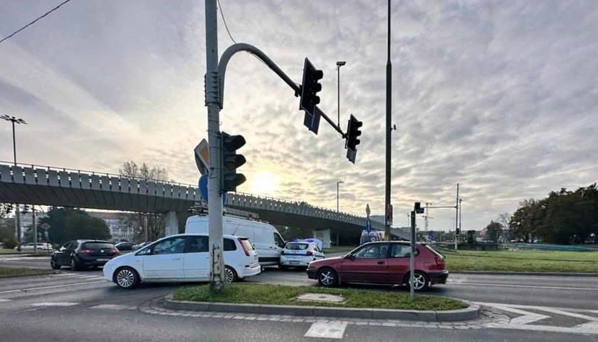 Kolizja busa i auta transportującego krew na placu Społecznym.