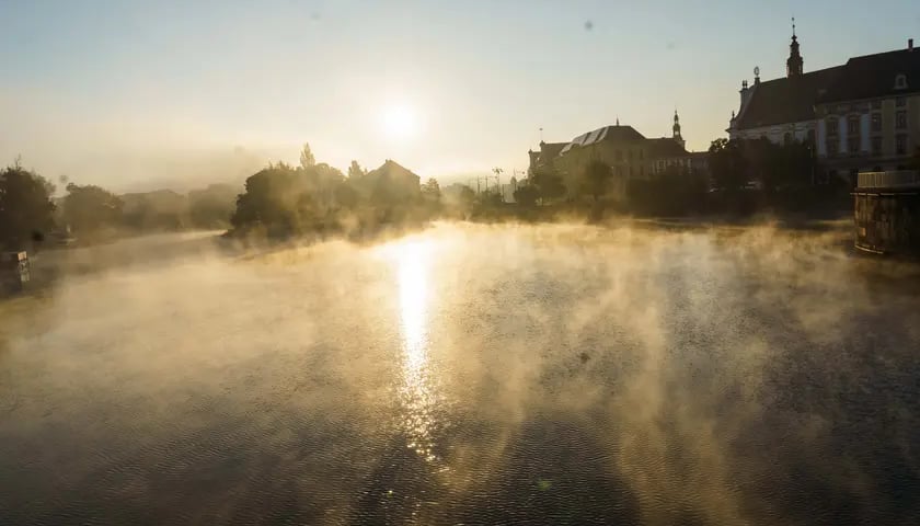 Piękne widoki w zamglony poranek we Wrocławiu