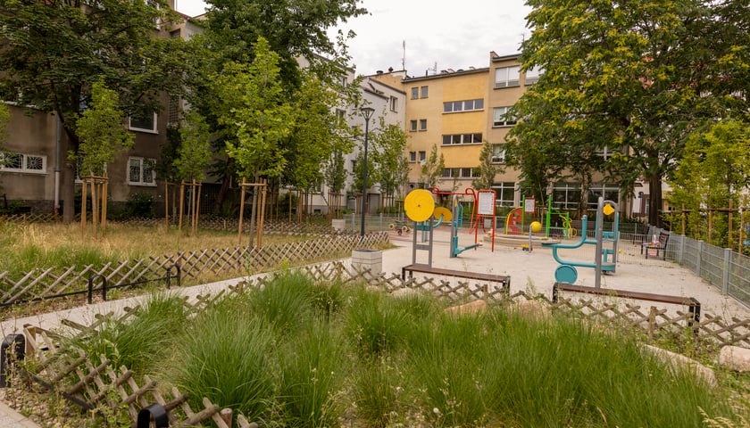 Metamorfozę przeszło również podwórko w obrębie ulic: Kotlarska, Łaciarska, Nożownicza, pl. Nowy Targ