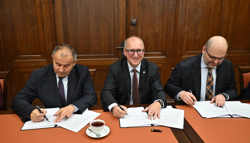 Porozumienie o współpracy podpisali: prof. Arkadiusz Wójs, rektor Politechniki Wrocławskiej (w środku), Paweł Lewandowski, podsekretarz stanu w Ministerstwie Cyfryzacji (z prawej)oraz Jan Grzegorczyn, burmistrz Miękini