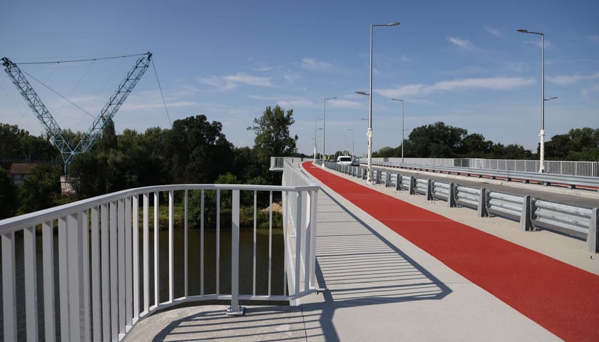 Na mostach nad Oławą i nad Odrą są już gotowe drogi rowerowe. Ich kontynuacją będzie trakt wiodący przez estakadę nad Krakowską i nad torami kolejowymi aż do ul. Bogedaina. W ten sposób zostanie połączona sieć dróg istniejących z nowymi na al. Wielkiej Wyspy.