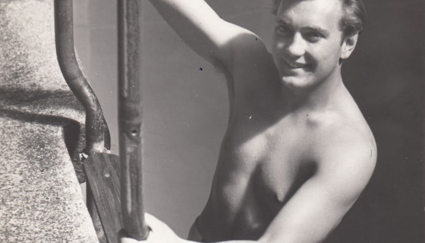 Na czarno-białym zdjęciu Marek Petrusewicz, rekordzista Polski w pływaniu z roku 1953, w latach 50. ub. wieku