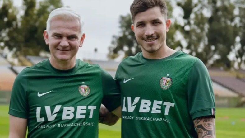 Trener Jacek Magiera i najlepszy zawodnik Śląska Wrocław w tym sezonie - Erik Exposito pozują