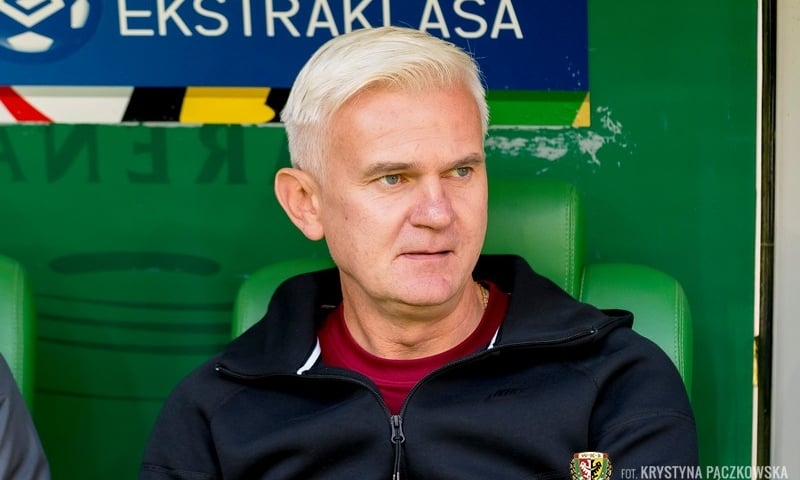 Trener Jacek Magiera (Śląsk Wrocław) na ławce rezerwowych w czasie meczu z Górnikiem