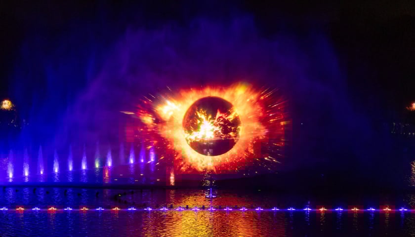 Nocny pokaz Fontanny Multimedialnej na zakończenie sezonu.