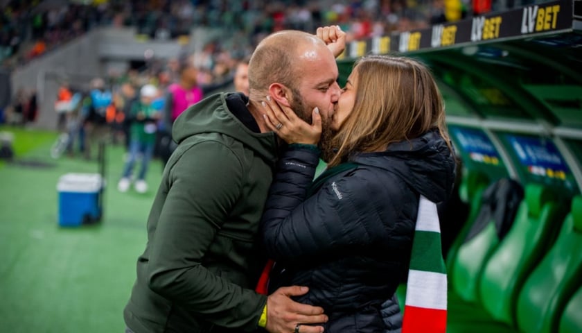 Oświadczyny na Tarczyński Arenie. Całująca się para 