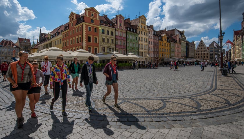 grupa ludzi ma wrocławskim Rynku