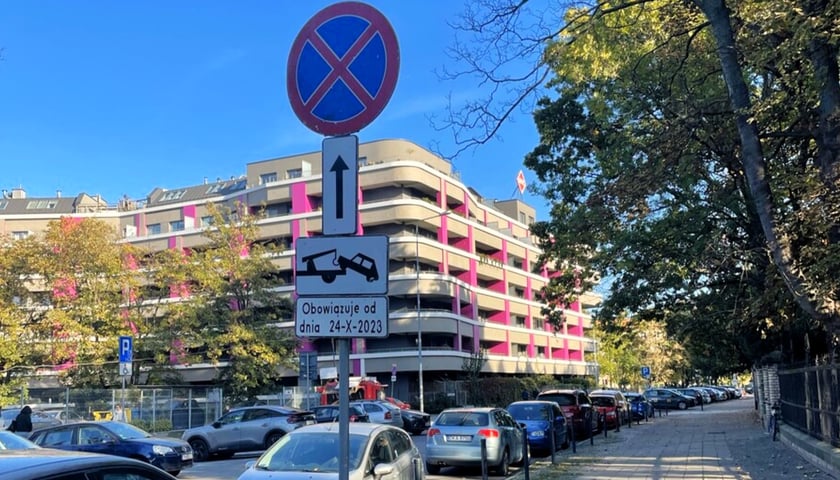 Na ul. Dawida na Hubach już stoją znaki informujące o zakazie parkowania. Niebawem  rozpocznie się tam stawianie oznakowań. 