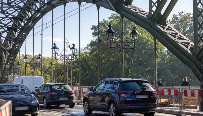 Samochody na moście Zwierzynieckim z nowymi, czarnymi lampami