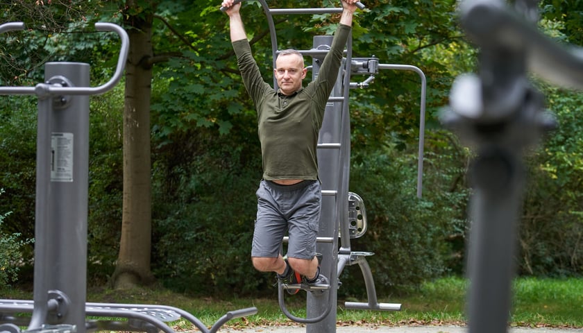 <p>Drabinka świetnie nadaje się do eksperymentowania. Można na niej swobodnie zwisać, podciągać się z wyprostowanymi nogami lub pom&oacute;c sobie, kładąc nogi na drabince&nbsp;</p>