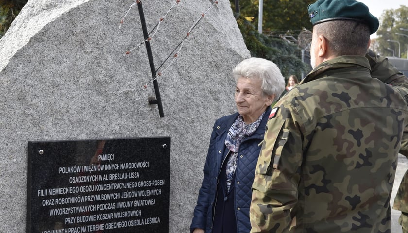 Odsłonięcie pomnika w Leśnicy upamiętniającego więźniów obozu pracy AL Breslau-Lissa, Wrocław 24 października 2023