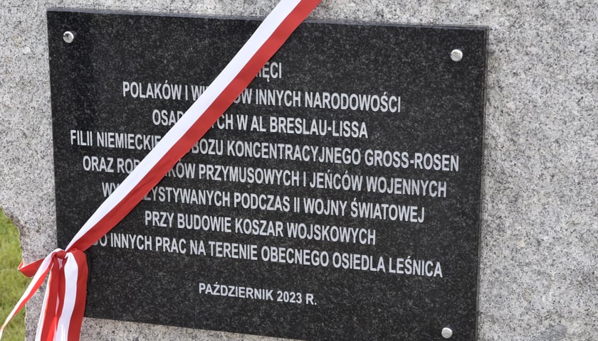 Odsłonięcie pomnika w Leśnicy upamiętniającego więźniów obozu pracy AL Breslau-Lissa, Wrocław 24 października 2023