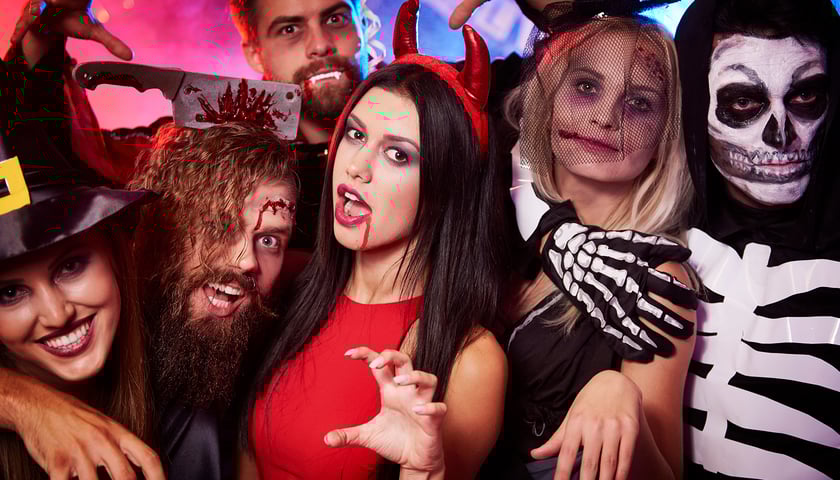 Grupa przebranych znajomych / zdjęcie ilustracyjne