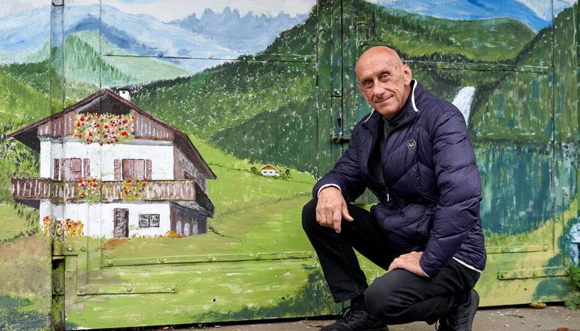 Maciej Dyczko namalował na garażach sąsiadów pejzaż górski, most Europy i domek tyrolski