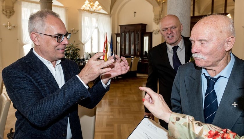 <p class="MsoNormal">Tadeusz Teller podczas odbierania medalu Zasłużony dla Wrocławia &ndash;&nbsp;Merito de Wratislavia (lipiec 2019)</p>