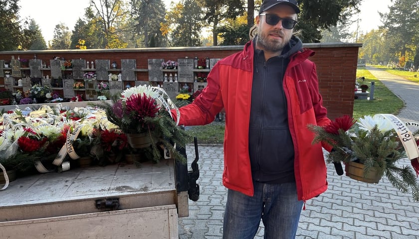 <p>Zdjęcie z zeszłorocznej akcji zapalania zniczy na grobach pracownik&oacute;w Politechniki Wrocławskiej</p>