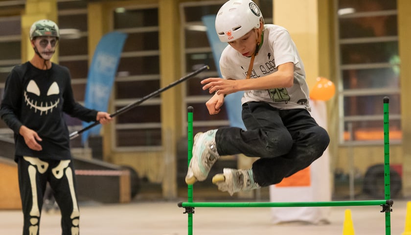 Uczestnicy bawią się podczas Skate Night Wrocław 2023 w Centrum Sportów Ekstremalnych przy ul. Legnickiej 65.