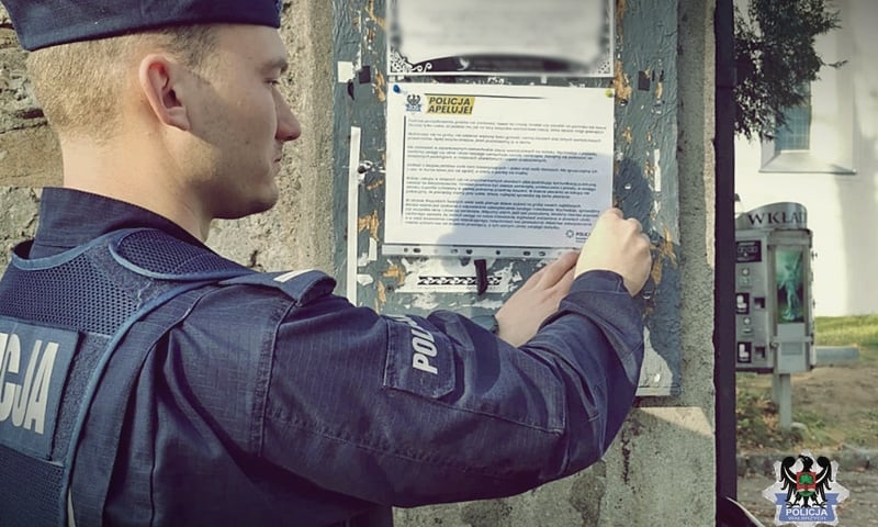 Policjanci przypominają o zasadach bezpieczeństwa na cmentarzu (zdjęcie ilustracyjne)
