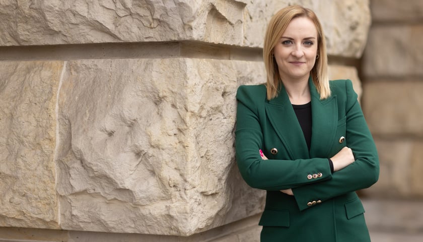 Dr Weronika Urbańska z Politechniki Wrocławskiej, zdobywczyni nagrody Naukowiec Przyszłości w kategorii Kobieta, Która Zmienia Świat. 