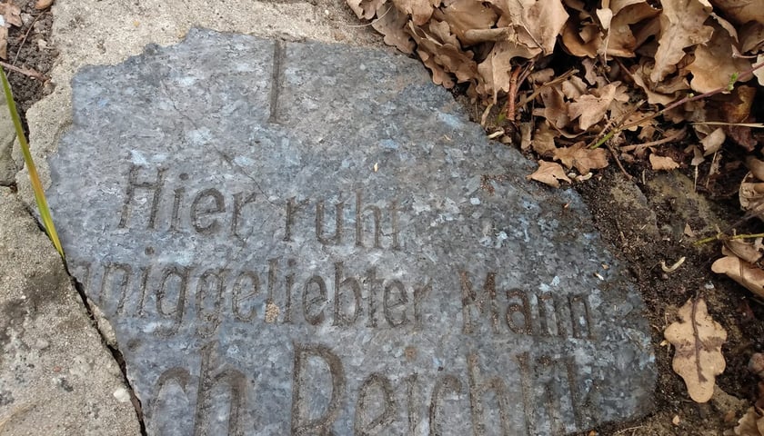Fragment przedwojennej płyty nagrobnej