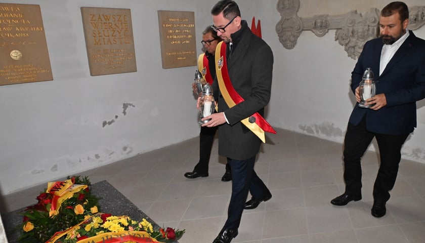 na zdjęciu Sergiusz Kmiecik, przewodniczący Rady Miejskiej Wrocławia składa znicz w kaplicy rajców w bazylice św. Elżbiety