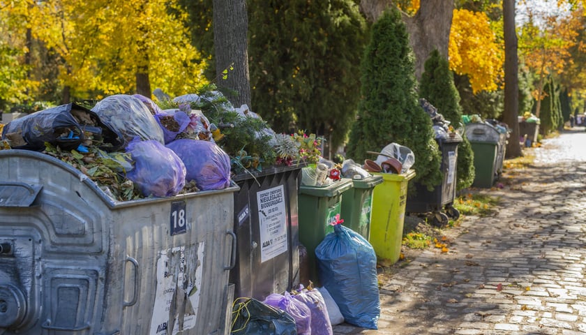 Wypełnione śmieciami kontenery na odpady na Cmentarzu Osobowickim (2022)  