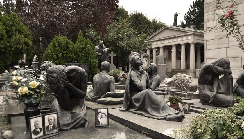 Figury nagrobne na cmentarzu w Mediolanie (zdjęcie ilustracyjne)