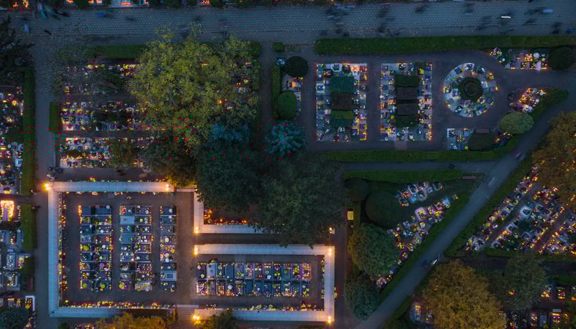 Zdjęcie cmentarza z drona