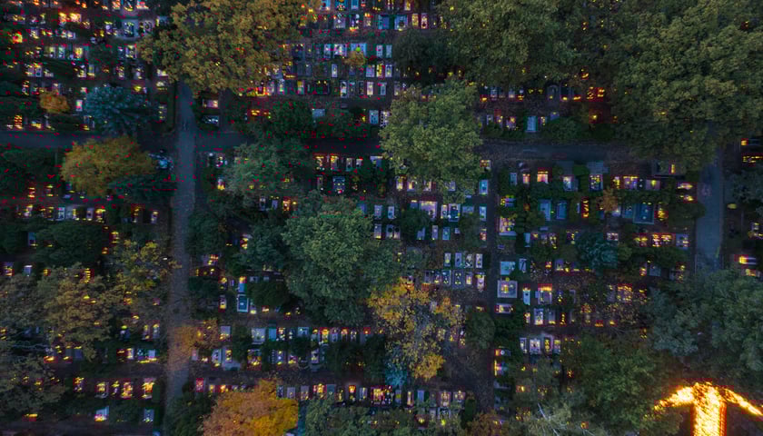 Zdjęcie cmentarza z drona