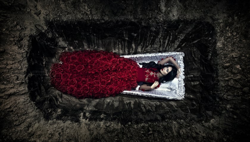 Na zdjęciu kobieta z długimi włosami w grobie