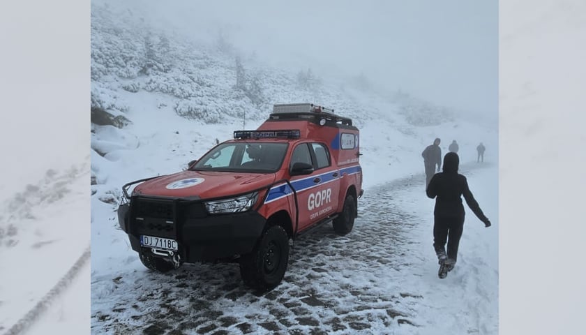 Samochód terenowy Grupy Karkonoskiej GOPR na ośnieżonej drodze