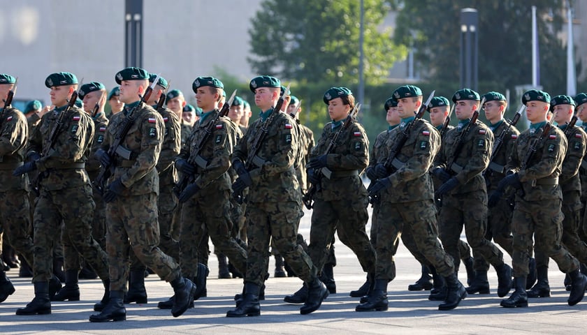 Maszerujący żołnierze. Zdjęcie ilustracyjne, wykonane w trakcie promocji oficerskich we Wrocławiu