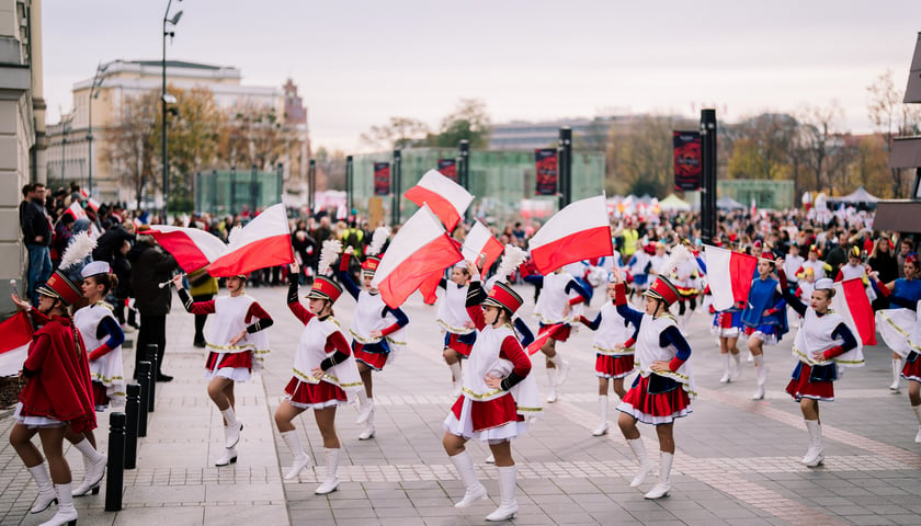 Radosna Parada Niepodległości na placu Wolności i jej uczestnicy