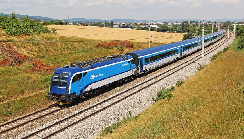 Pociąg České dráhy w kolorze niebieskim na torach. Link do licencji: https://commons.wikimedia.org/wiki/File:CD-RJ_als_EC_73.jpg