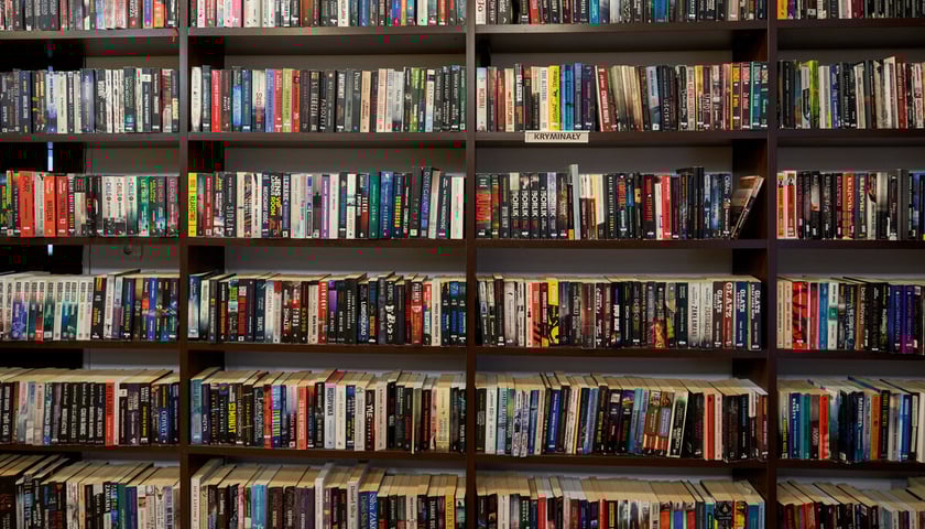 regał z książkami w bibliotece nr 54 przy ulicy Jesiennej we Wrocławiu