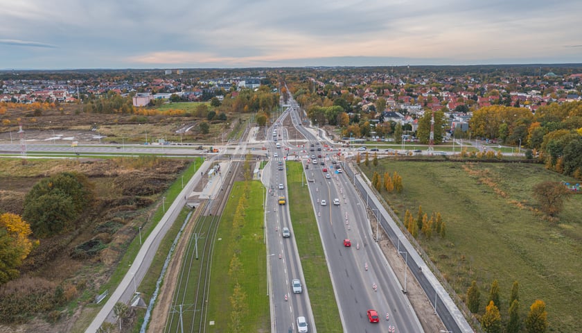 Przebudowana ulica Kosmonautów. Skręcając z niej w lewo, wjedziemy w al. 11 Listopada - obwodnicę Leśnicy