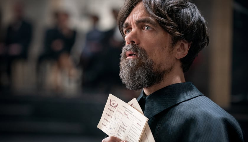 <p>Peter Dinklage w filmie &bdquo;Igrzyska śmierci: Ballada ptak&oacute;w i węży&rdquo;&nbsp;</p>